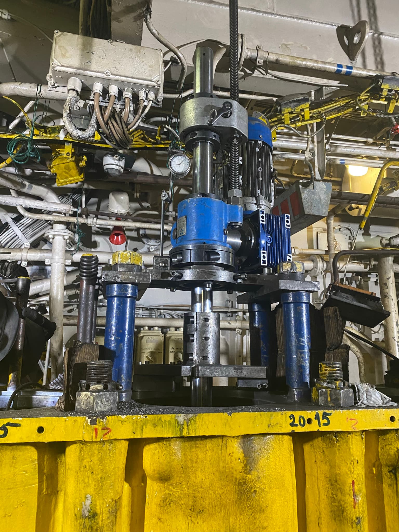 Onboard boring machine installed over a marine engine cylinder block