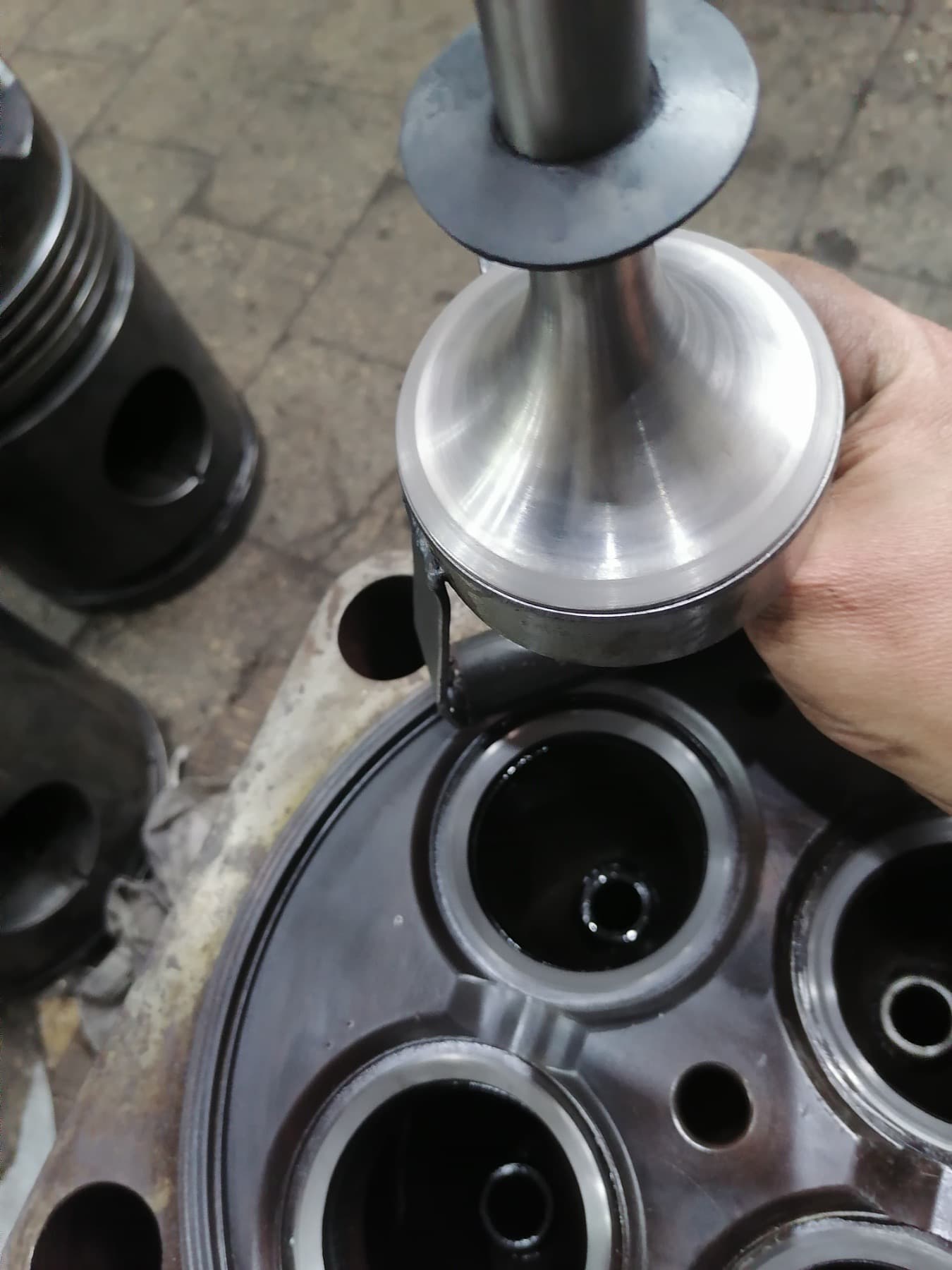 Checking valve contact after cylinder head seat restoration