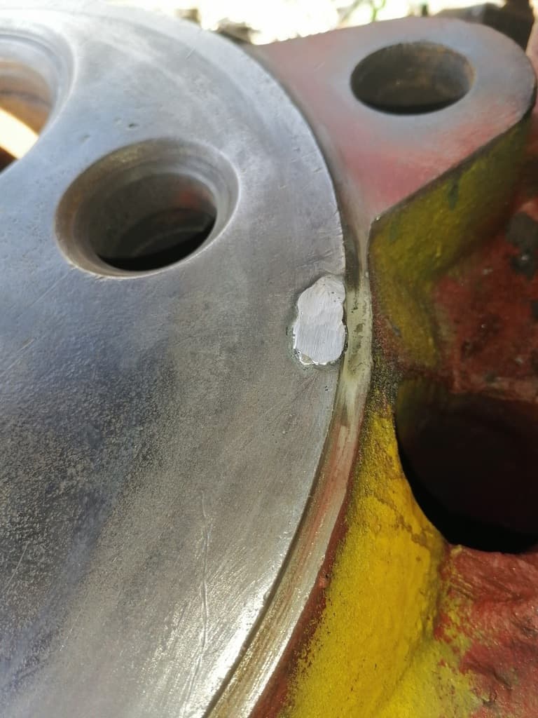 Local restoration on the sealing face of a marine cylinder head